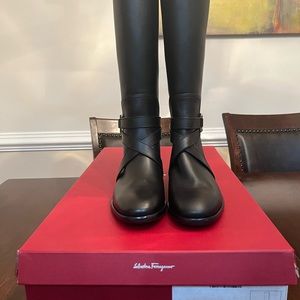 New !!! Salvatore FERRAGAMO boots. Never wear
